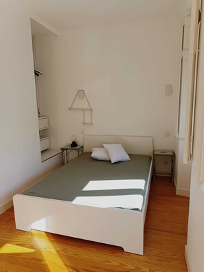 Iron/ironing board, Internet, bed sheets - 3BD APARTMENT WITH TERRACE AND BARBECUE (Lisboa)