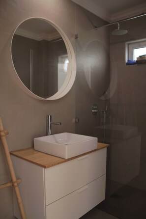 Hair dryer, towels, toilet paper - 3BD APARTMENT WITH TERRACE AND BARBECUE (Lisboa)