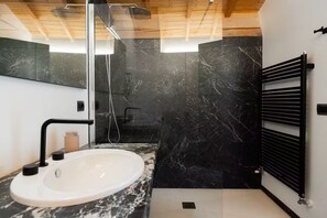 Shower, hair dryer, bidet, towels - Romantic Loft with Stunning View on Verona Center (Verona)