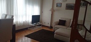 A living room with a sofa, a coffee table, a lamp, and a TV. - Apartment in CEDEIRA, 1st LINE OF BEACH (Cedeira)