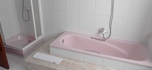 Bidet, serviettes fournies, savon