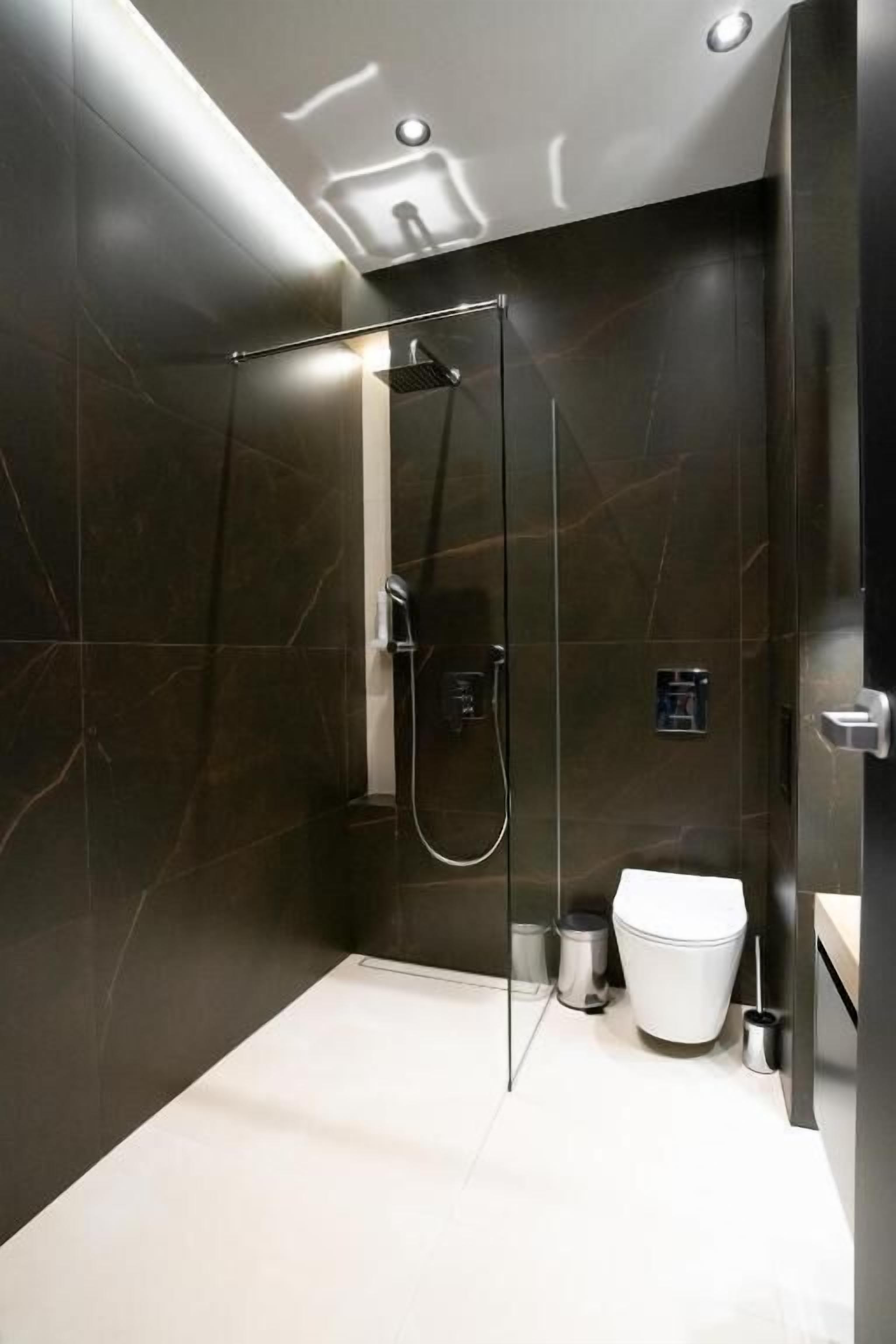 Habitación doble superior, vistas a la ciudad | Baño | Ducha, secador de pelo, zapatillas y toallas