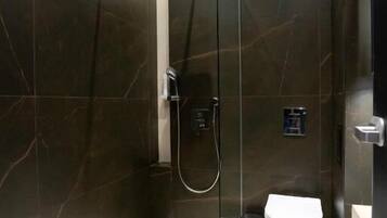 Habitación doble superior, vistas a la ciudad | Baño | Ducha, secador de pelo, zapatillas y toallas