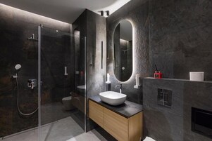 Apartamento de lujo | Baño | Ducha, secador de pelo, zapatillas y toallas