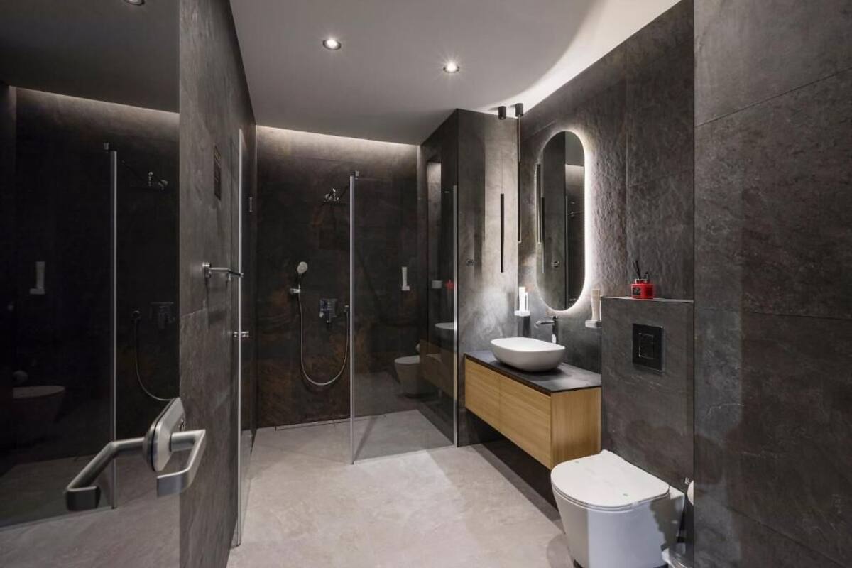 Luxury Apartment | Bathroom | Shower, hair dryer, slippers, towels