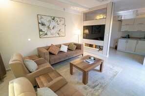 Xalet familiar, 1 llit de matrimoni gran, zona de pati | Sala d'estar