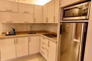 Großer Kühlschrank, Mikrowelle, Ofen, Kochgeschirr/Geschirr/Besteck