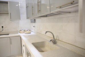 Suite familiar, 3 dormitoris, no fumadors | Cuina privada | Frigorífic gran, microones i forn 