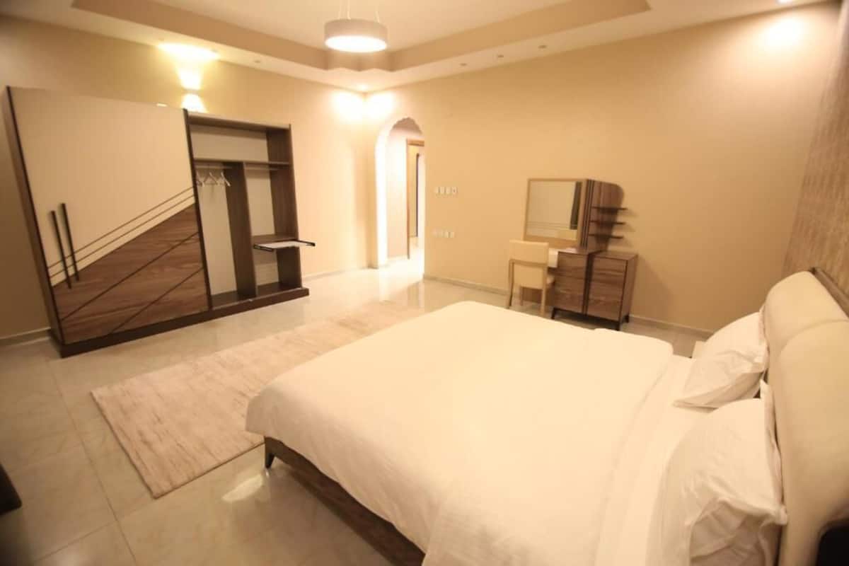 Suite familiar, 3 dormitoris, no fumadors | Caixa forta a l'habitació, planxa i posts de planxar i wifi gratuïta