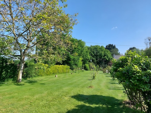 Gîte Ker Allio: private terrace, shared garden & Wi-Fi in Plourhan