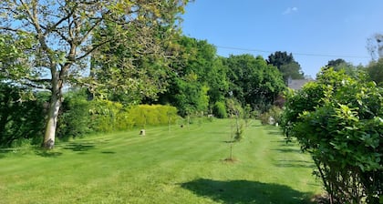 Gîte Ker Allio: private terrace, shared garden & Wi-Fi in Plourhan