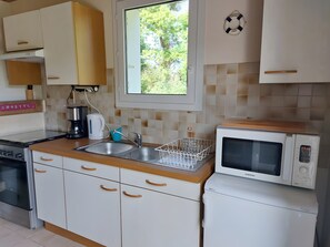 Frigorífico, microondas, horno y placa de cocina
