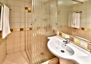 Shower, free toiletries, towels, soap - LES MAGNOLIAS HOTEL (Primorsko)