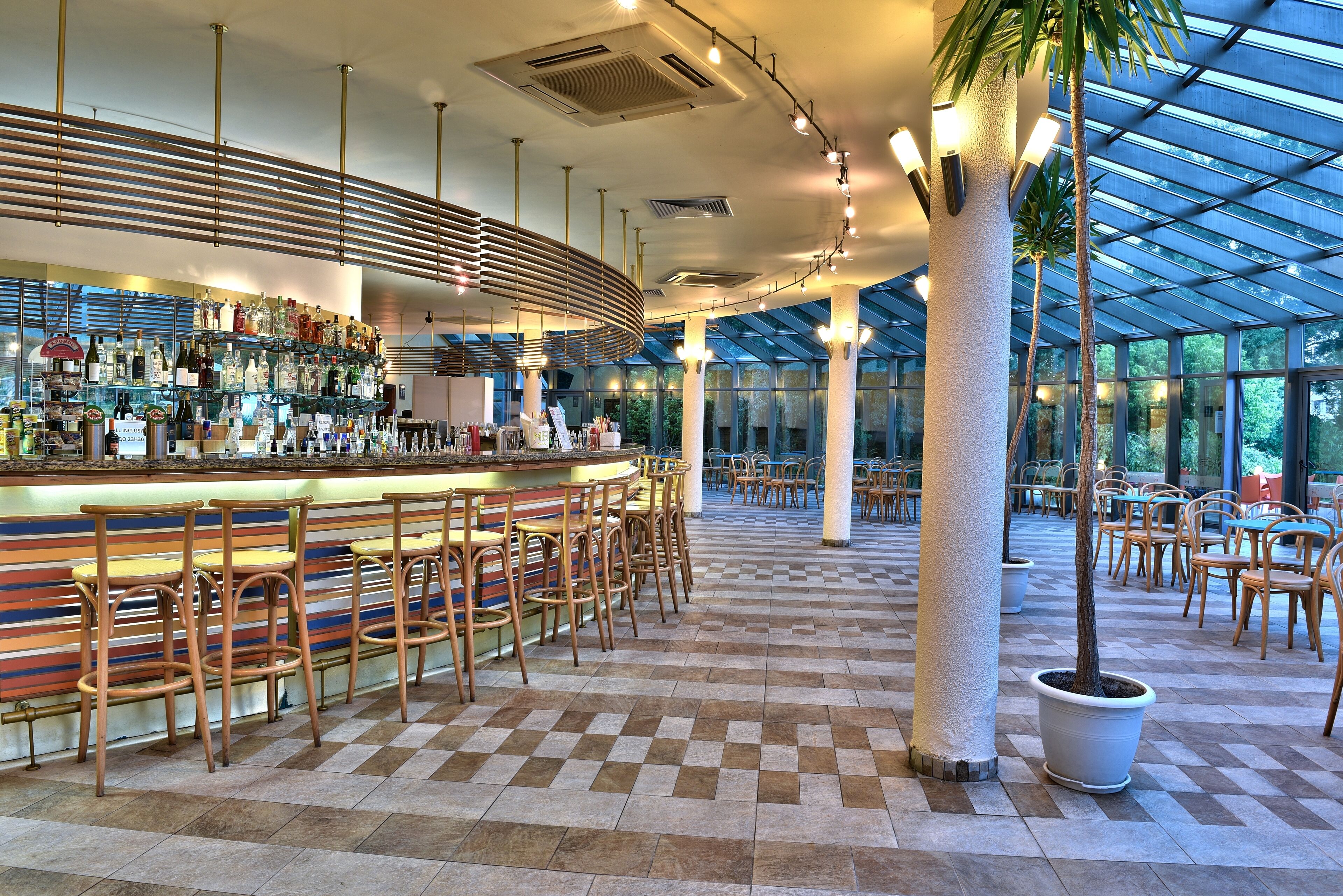 3 bars/lounges