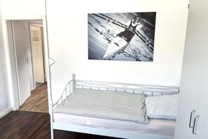 Tabla de planchar con plancha, wifi y ropa de cama