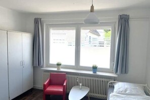 Tabla de planchar con plancha, wifi y ropa de cama