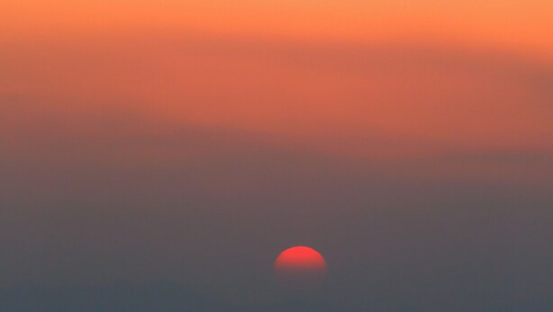 A sunset over a range of hills. - Alaya Stays Premium 1 BHK | Baljees Melville Utopia (Shimla)