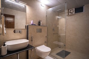 Căn hộ Premium, 2 phòng ngủ (Apartment) | Phòng tắm | Buồng tắm vòi sen, khăn tắm, xà phòng, dầu gội 
