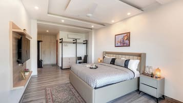 Premium Apartment, 3 Bedrooms (Apartment) | Premium bedding, in-room safe, desk, laptop workspace