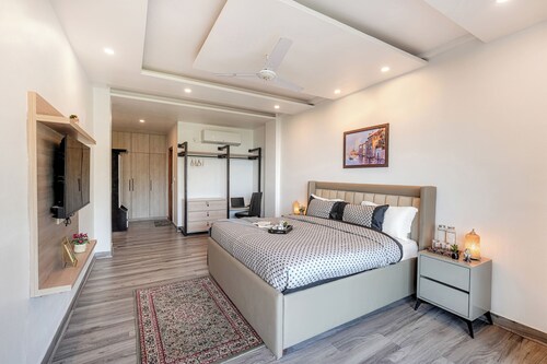 Alaya Stays Pinnacle Hilltop 3BHK Apartment with Picturesque Balcony & Scenic Views