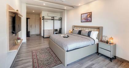 Alaya Stays Pinnacle Hilltop 3BHK Apartment with Picturesque Balcony & Scenic Views