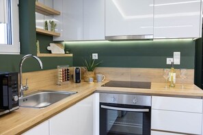 Frigorifero, microonde, forno, piano cottura