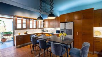 Coffee/tea maker, fridge, microwave, oven