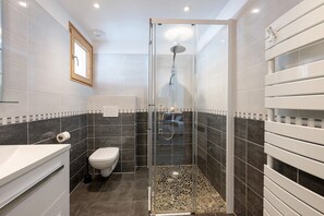 Shower, hair dryer, towels - Aiguille Rouge Apartment: Mountain View, Balcony & Wi-Fi (Peisey-Nancroix)