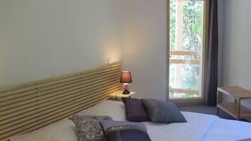 6 bedrooms, iron/ironing board, WiFi, bed sheets