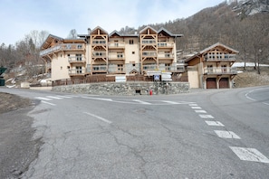 Exterior - Aiguille Rouge Apartment: Mountain View, Balcony & Wi-Fi (Peisey-Nancroix)