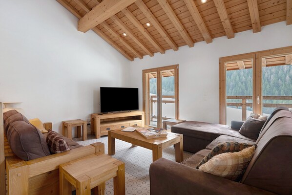 TV - Aiguille Rouge Apartment: Mountain View, Balcony & Wi-Fi (Peisey-Nancroix)