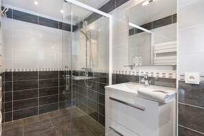 Shower, hair dryer, towels - Montchavin Apartment: Mountain View, Private Terrace & Wi-Fi (Peisey-Nancroix)