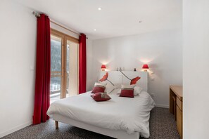3 bedrooms, iron/ironing board, WiFi, bed sheets - Montchavin Apartment: Mountain View, Private Terrace & Wi-Fi (Peisey-Nancroix)