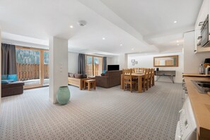 TV - Montchavin Apartment: Mountain View, Private Terrace & Wi-Fi (Peisey-Nancroix)