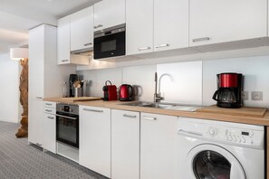 Fridge, microwave, oven, stovetop - Montchavin Apartment: Mountain View, Private Terrace & Wi-Fi (Peisey-Nancroix)