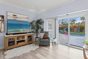 Smart TV, fireplace, table football, offices - New! 9 Min to Beach, Htd Pool, Hot Tub, Pickleball (Bradenton)