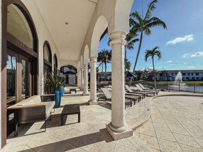 Terrace/patio - SWiSS LiViNG - Lakeside Haven - Pool, Gym, Tennis & Pickleball (Delray Beach)