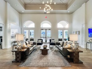 Living area - SWiSS LiViNG - Lakeside Haven - Pool, Gym, Tennis & Pickleball (Delray Beach)