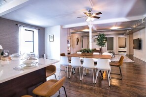 Dining - McCormick 4BR Huge Unit w/ Pool Table | Sleeps 11 (Chicago)