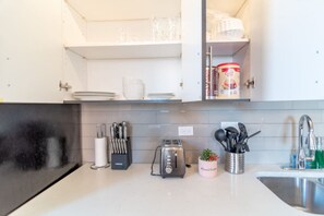 Fridge, microwave, oven, stovetop - McCormick Place 3BR/2BA/Optional Parking/Sleeps 8 (Chicago)