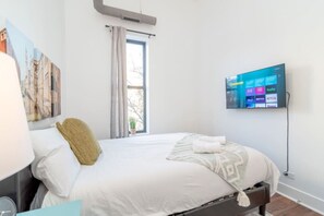 3 bedrooms, desk, iron/ironing board, travel crib - McCormick Place 3BR/2BA/Optional Parking/Sleeps 8 (Chicago)