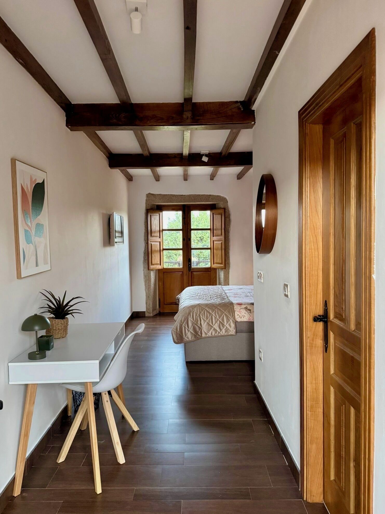 Een strijkplank/strijkijzer, wifi, beddengoed