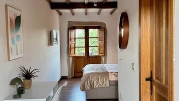 Een strijkplank/strijkijzer, wifi, beddengoed