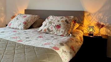 Tabla de planchar con plancha, wifi, ropa de cama