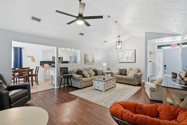 TV - Private Home Sleeps 11 Jun 15–18 & Jul 13–16 (Panama City Beach)