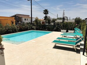 Outdoor pool, open 8:00 AM to 9:00 PM, sun loungers - Villa Mar (Noto)