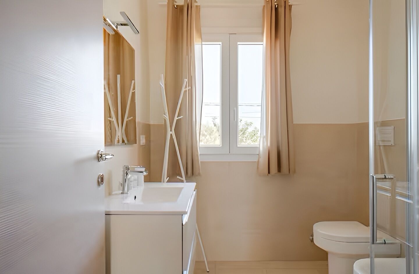 Lägenhet - balkong - utsikt mot trädgården | Badrum | Dusch, hårtork, handdukar och tvål