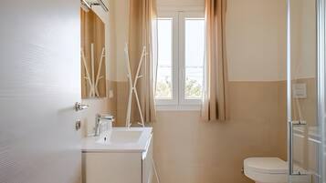 Lägenhet - balkong - utsikt mot trädgården | Badrum | Dusch, hårtork, handdukar och tvål