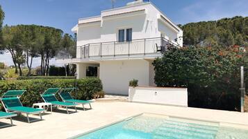 Een buitenzwembad, open van 08.00 uur tot 21.00 uur, en ligstoelen