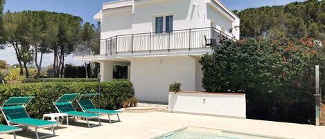 室外游泳池,開放時間為 08:00 至 21:00,提供日光浴躺椅